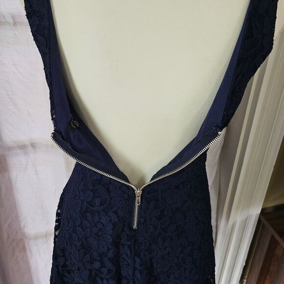 Elegant Navy Lace Dress - Picture 3 of 7